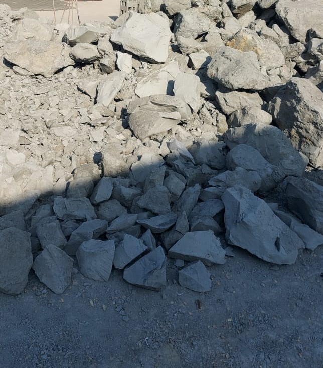 Bloc d'argile de Fès pour la fabrication du zellige, qui vient d'être déposé.