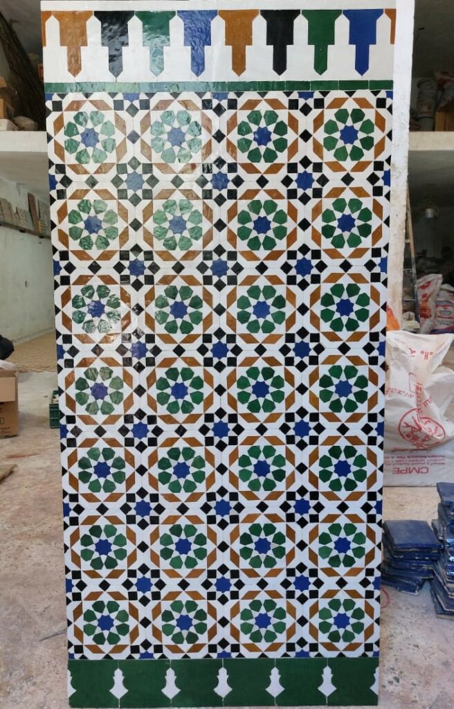 Une fresque en Zellige de Fès avec frises qui l'entour.