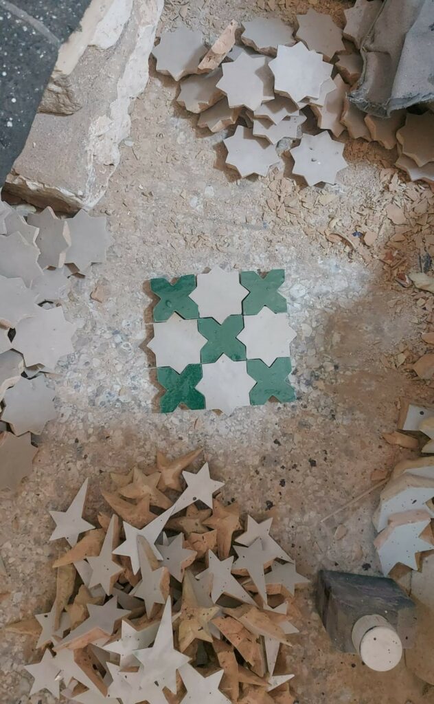 un tas de carreaux coupés