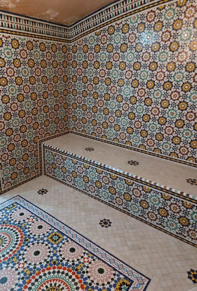 Hammam en zellige avec un bon en marbre