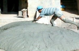 Un artisan qui Malaxe de l'argile après être trompé toute la nuit.