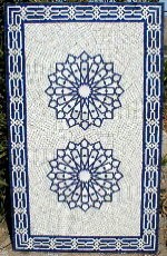 Une table en couleurs bleu et blanc motifs traditionnelle