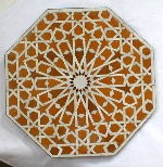 Table hexagone de couleurs jaune et blanc