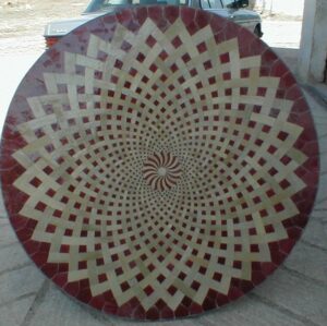 Table ronde en tresse deux couleurs beige et rouge