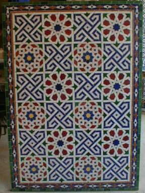 Table rectangulaire de 90 x 150 cm avec une frises traditionnelle et des couleurs attirantes.