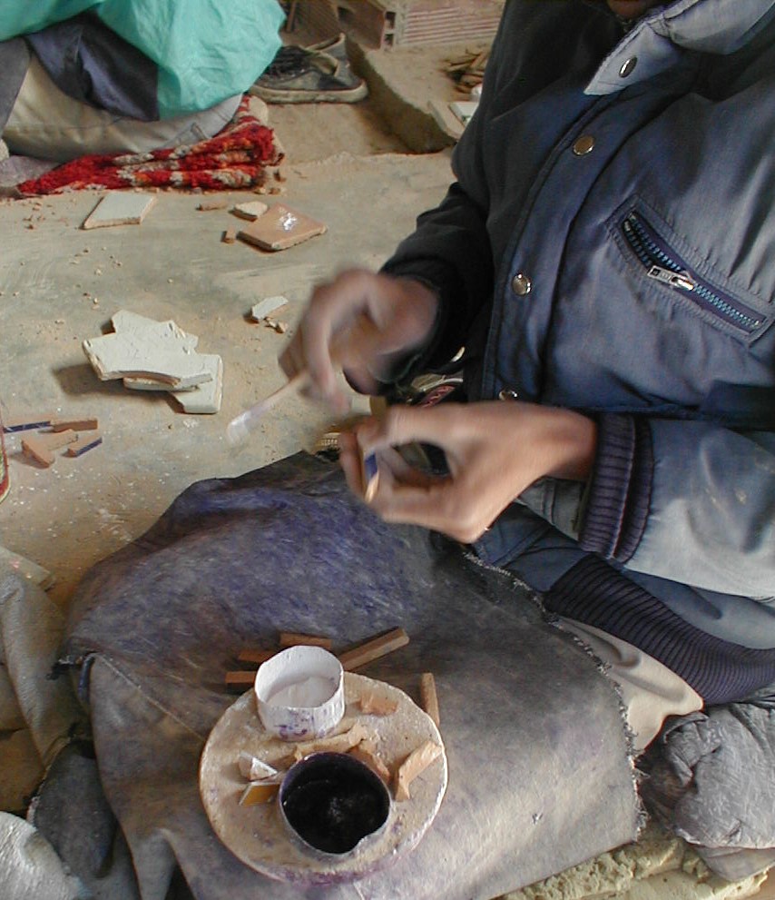 Un artisan traçant des carreaux