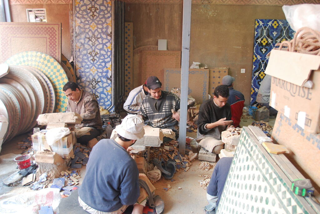 Nos artisans à la fabrication des carreaux en zellige, dans notre atelier à Marrakech