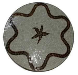 Table en zellige avec des mosaïques et au centre une raieTable en tresse