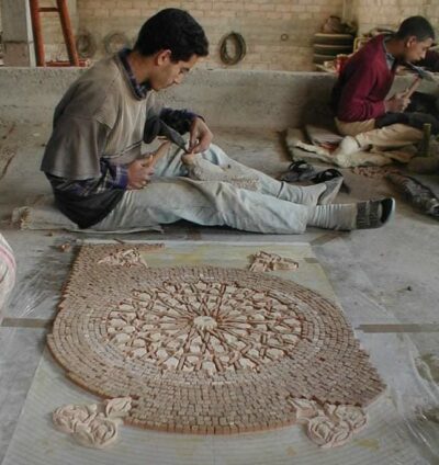 Artisan entrain de poser les carreaux sur plan